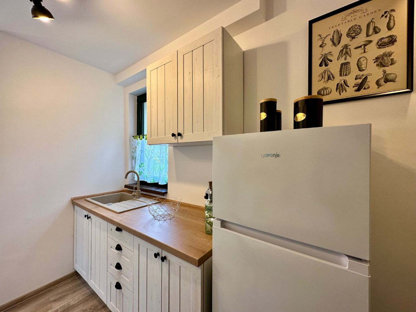 MAĎARSKO - JAZERO RAKACA - KOMPLETNE ZARIADENÁ MUROVANÁ POSCHODOVÁ CHATA PRI JAZERE S TERASOU.