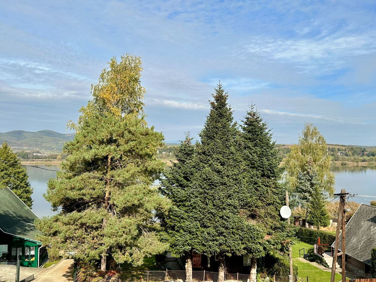 MAĎARSKO - JAZERO RAKACA - KOMPLETNE ZARIADENÁ MUROVANÁ POSCHODOVÁ CHATA PRI JAZERE S TERASOU.