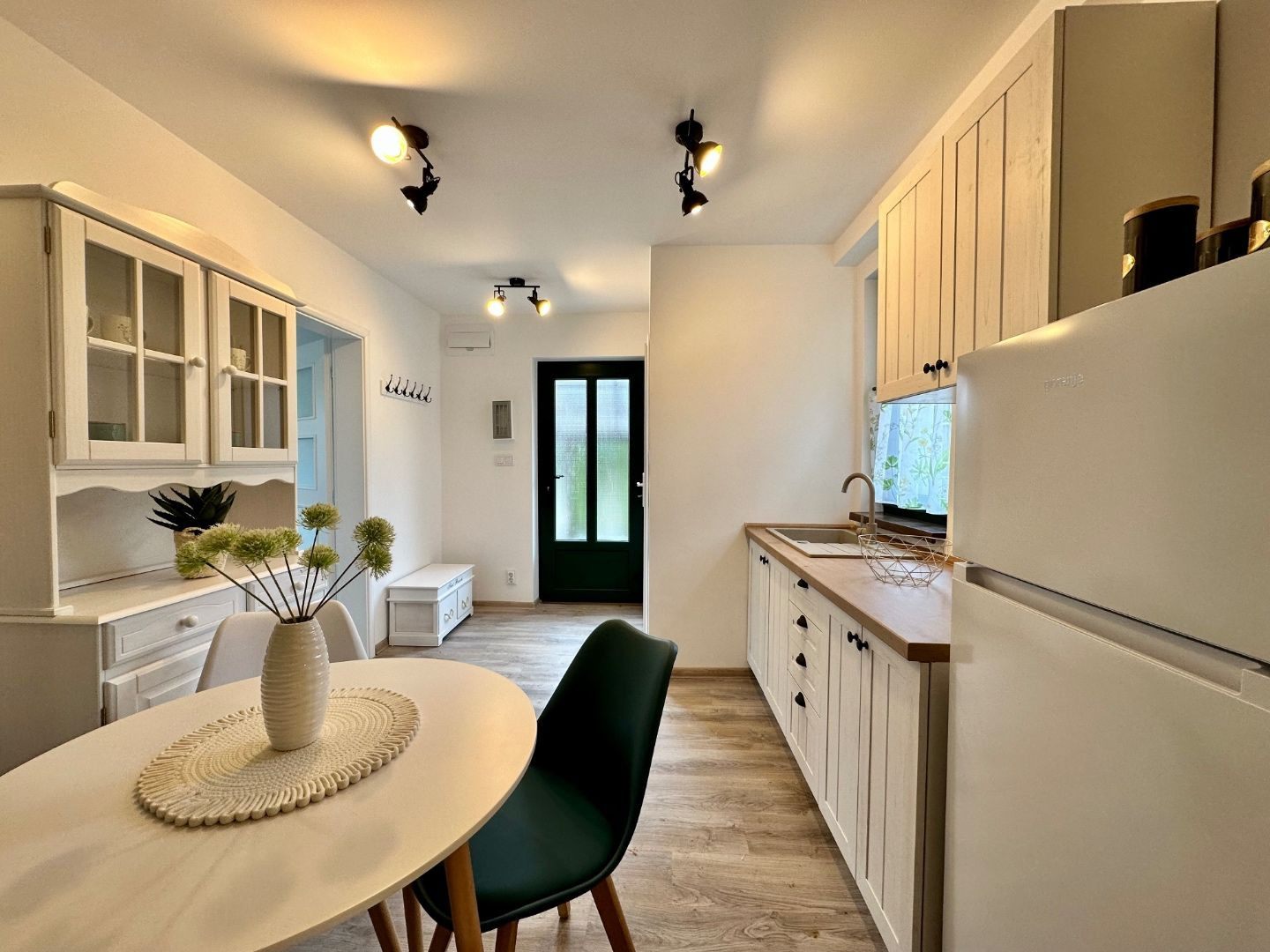 MAĎARSKO - JAZERO RAKACA - KOMPLETNE ZARIADENÁ MUROVANÁ POSCHODOVÁ CHATA PRI JAZERE S TERASOU.