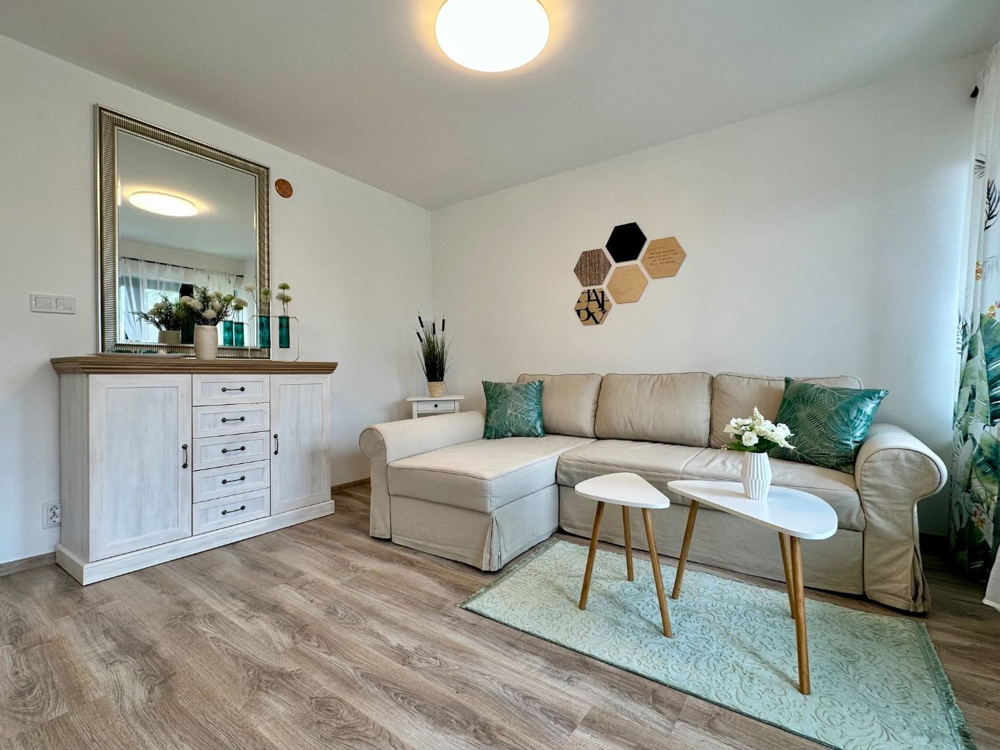 MAĎARSKO - JAZERO RAKACA - KOMPLETNE ZARIADENÁ MUROVANÁ POSCHODOVÁ CHATA PRI JAZERE S TERASOU.