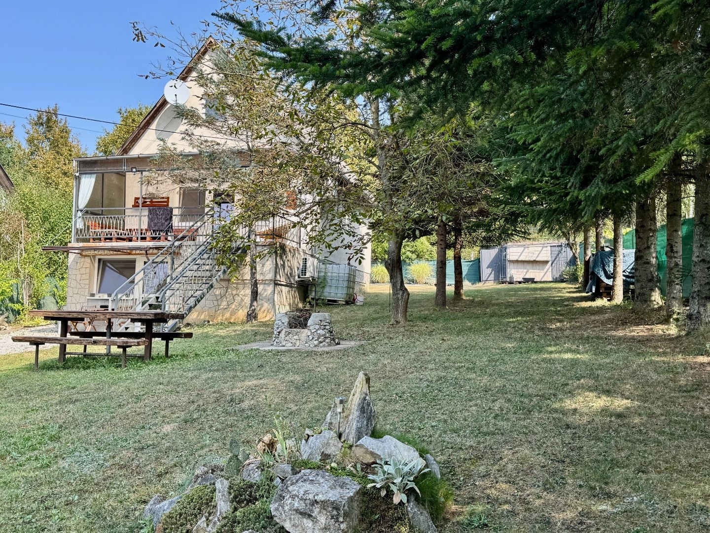 MAĎARSKO - JAZERO RAKACA - POSCHODOVÁ 4 IZBOVÁ CHATA, KUCHYŇA, PRI JAZERE S TERASOU.