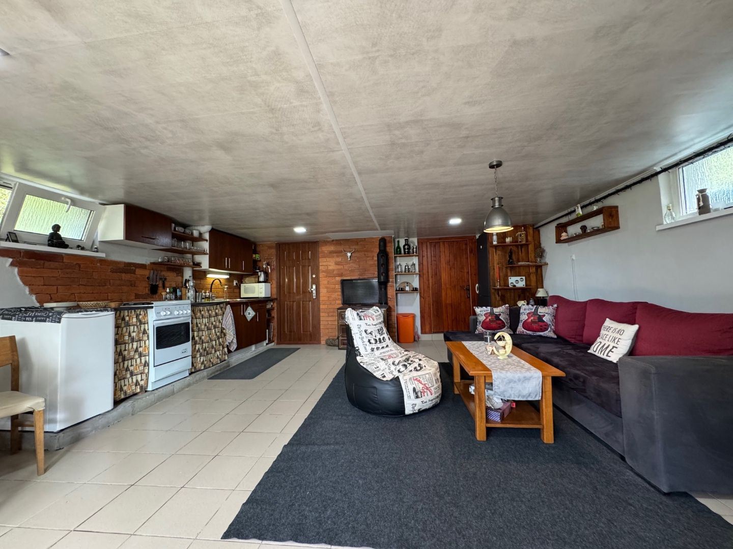 MAĎARSKO - JAZERO RAKACA - POSCHODOVÁ 4 IZBOVÁ CHATA, KUCHYŇA, PRI JAZERE S TERASOU.