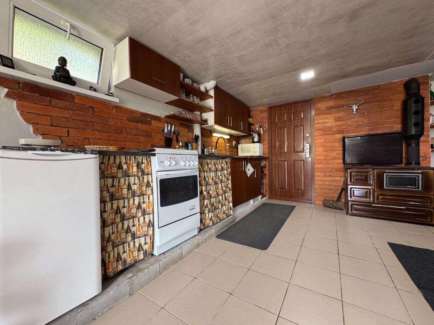 MAĎARSKO - JAZERO RAKACA - POSCHODOVÁ 4 IZBOVÁ CHATA, KUCHYŇA, PRI JAZERE S TERASOU.