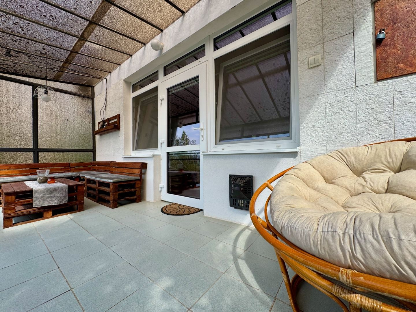 MAĎARSKO - JAZERO RAKACA - POSCHODOVÁ 4 IZBOVÁ CHATA, KUCHYŇA, PRI JAZERE S TERASOU.