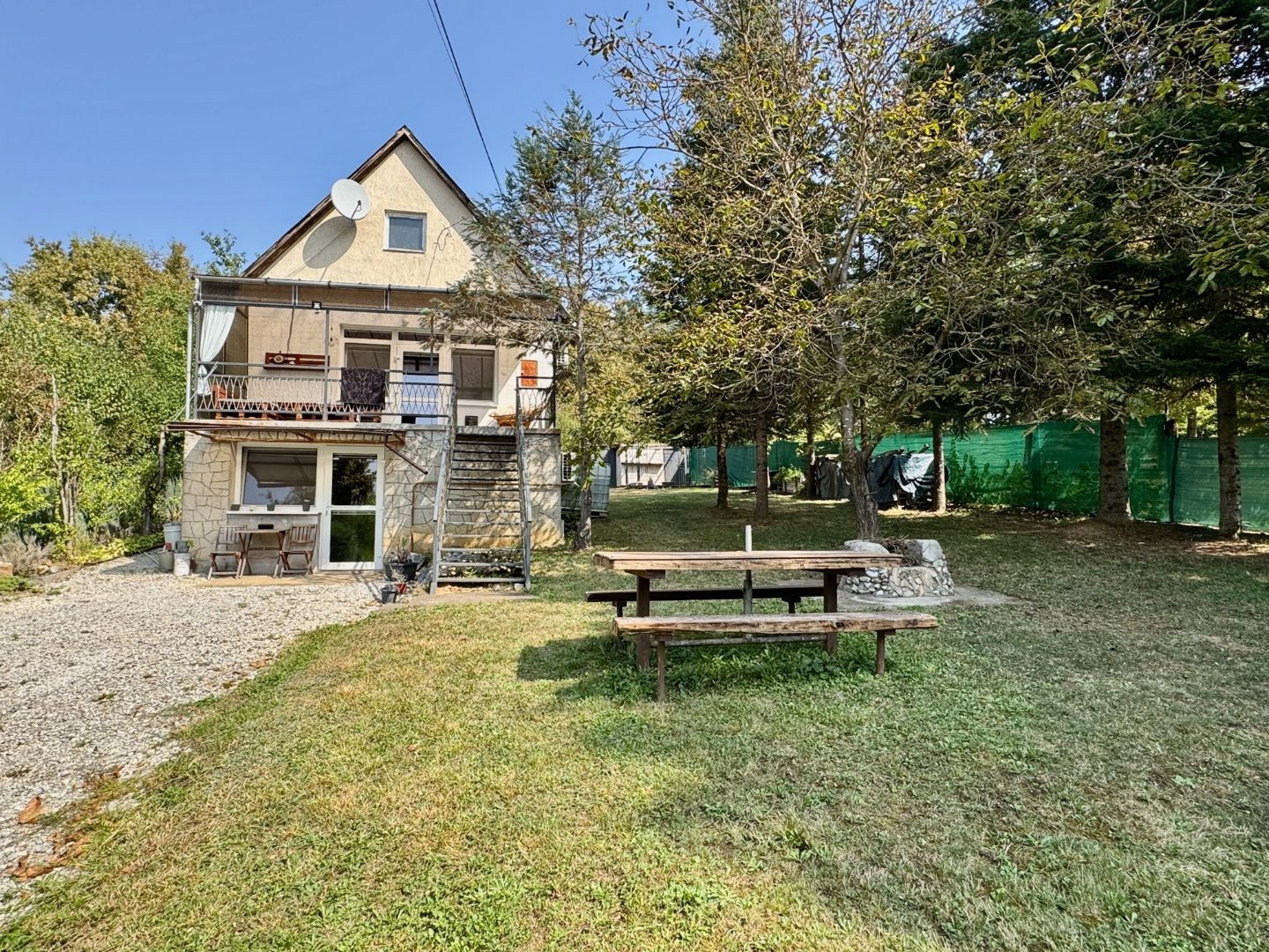 MAĎARSKO - JAZERO RAKACA - POSCHODOVÁ 4 IZBOVÁ CHATA, KUCHYŇA, PRI JAZERE S TERASOU.