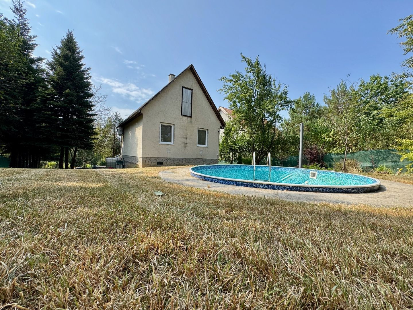 MAĎARSKO - JAZERO RAKACA - POSCHODOVÁ 4 IZBOVÁ CHATA, KUCHYŇA, PRI JAZERE S TERASOU.