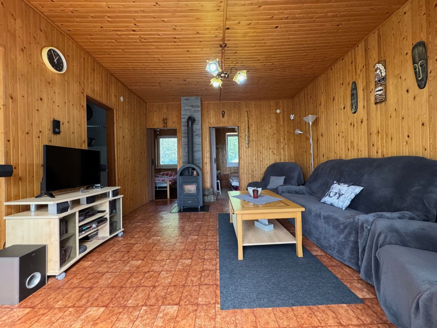 MAĎARSKO - JAZERO RAKACA - POSCHODOVÁ 4 IZBOVÁ CHATA, KUCHYŇA, PRI JAZERE S TERASOU.