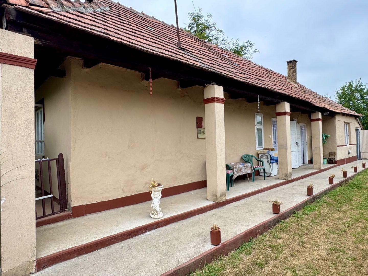 MAĎARSKO - FORRÓ / ENCS - ABÚJDEVECSER  - 3 IZBOVÝ DOM IHNEĎ OBÝVATEĽNÝ