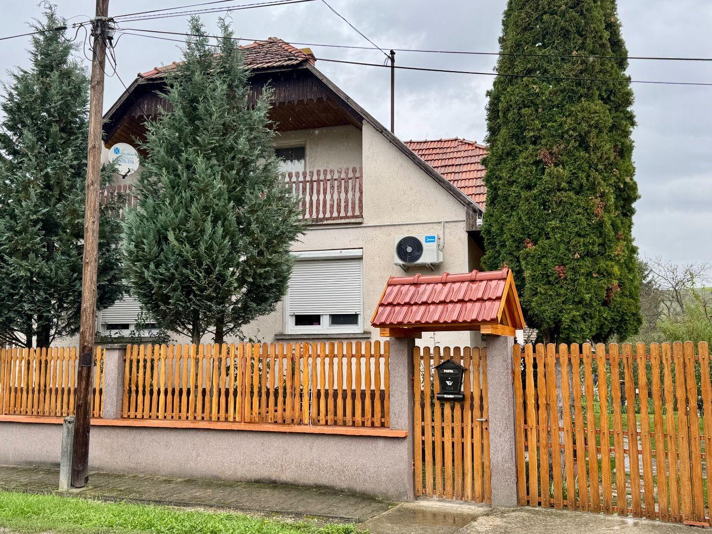 MAĎARSKO - MÁRTONYI - PEKNÝ 4 IZBOVÝ RD V KRÁSNEJ LOKALITE BLÍZKO JAZERA RAKACA.