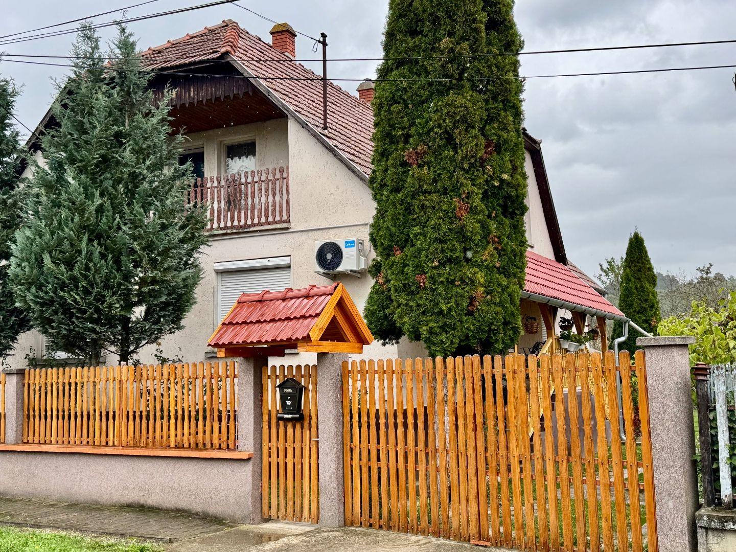 MAĎARSKO - MÁRTONYI - PEKNÝ 4 IZBOVÝ RD V KRÁSNEJ LOKALITE BLÍZKO JAZERA RAKACA.