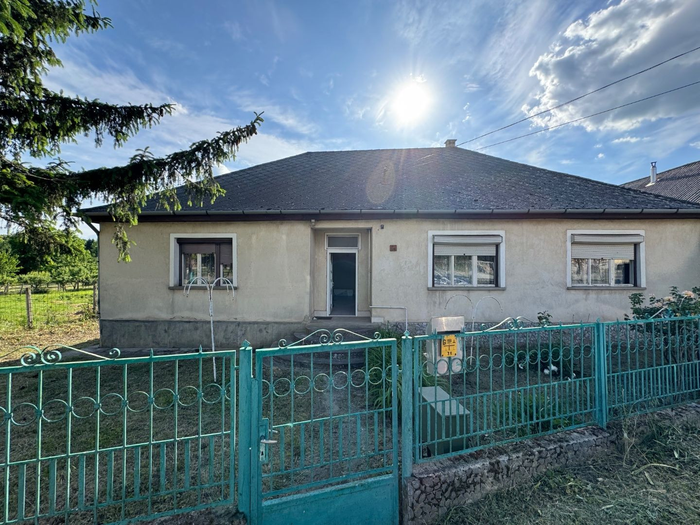 MAĎARSKO - FORRÓ / ENCS - ABÚJDEVECSER  - 5 IZBOVÝ DVOJDOM IHNEĎ OBÝVATEĽNÝ