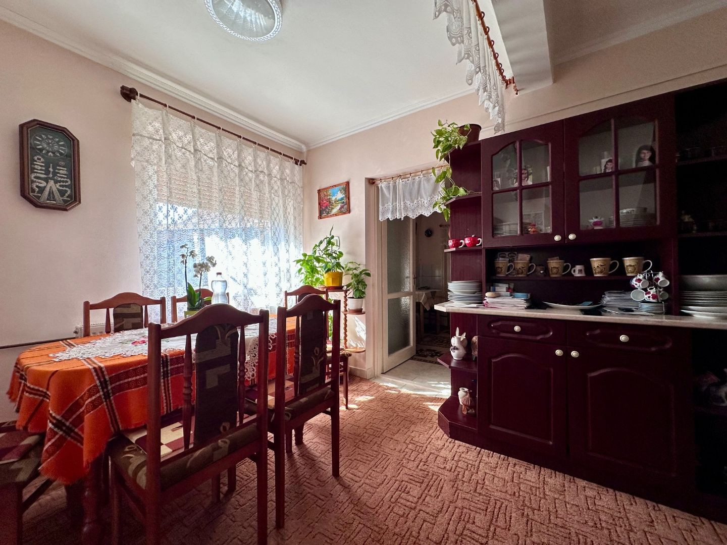 MAĎARSKO - SZENDRO  4 IZBOVÝ RODINNÝ DOM NA KĽUDNOM MIESTE