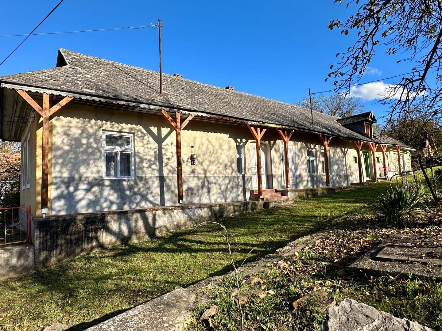 MAĎARSKO - TORNASZENTANDRÁS - PEKNÝ 3 IZBOVÝ DOM, LETNÁ KUCHYŇA.