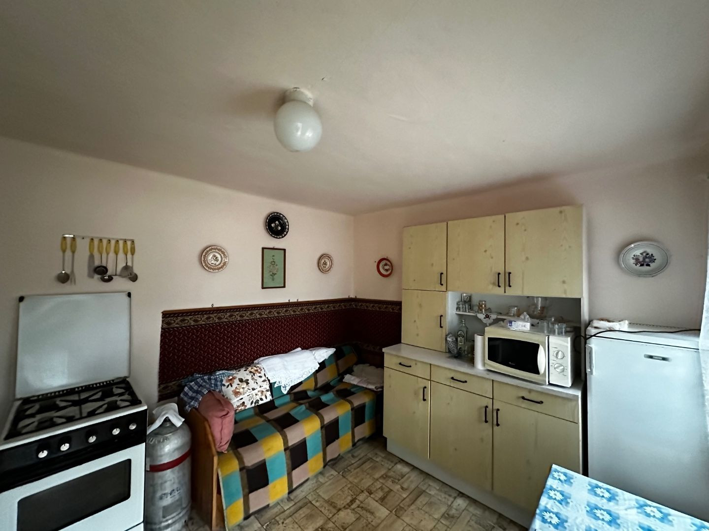 MAĎARSKO - TORNASZENTANDRÁS - PEKNÝ 3 IZBOVÝ DOM, LETNÁ KUCHYŇA.