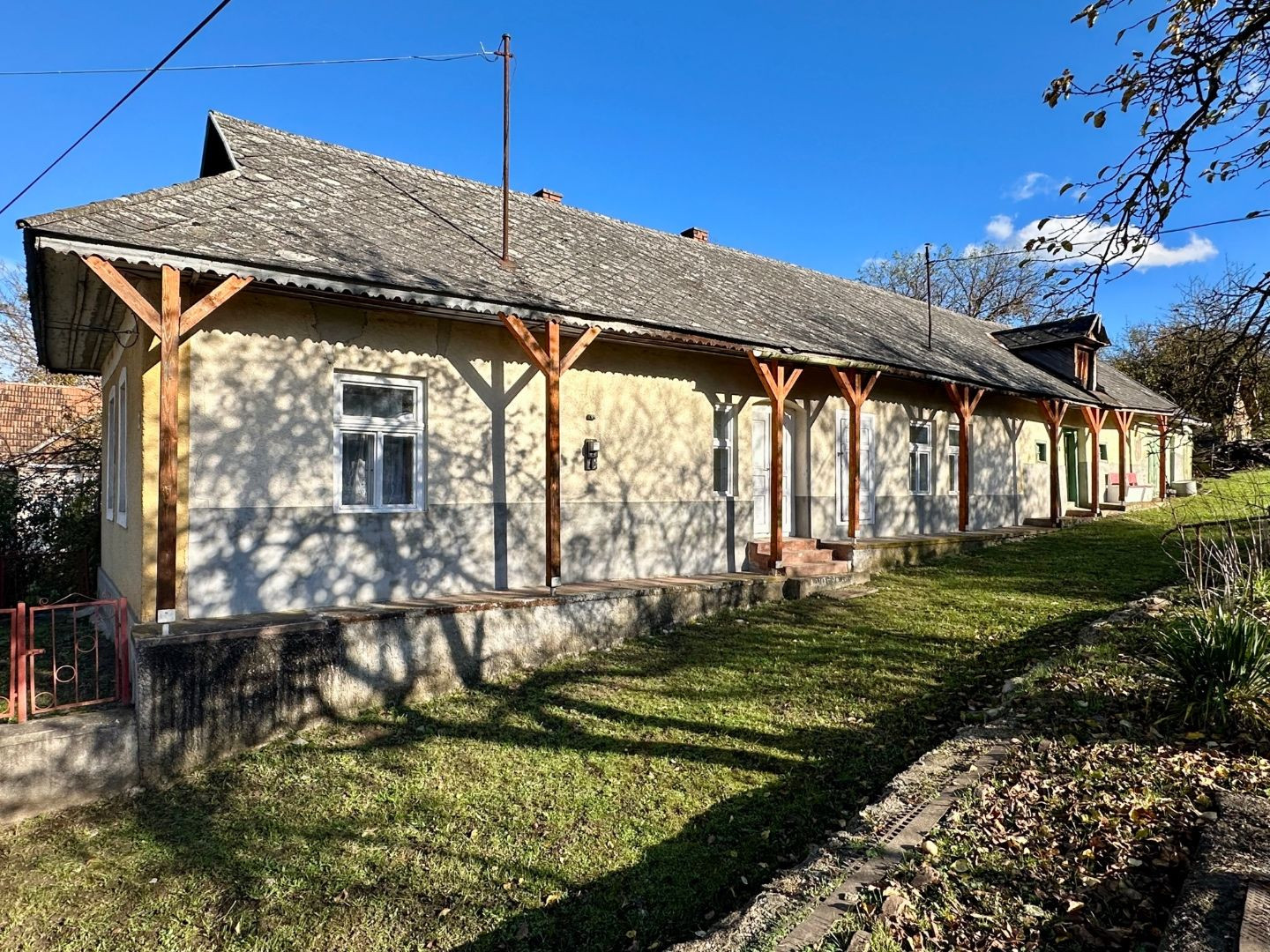 MAĎARSKO - TORNASZENTANDRÁS - PEKNÝ 3 IZBOVÝ DOM, LETNÁ KUCHYŇA.