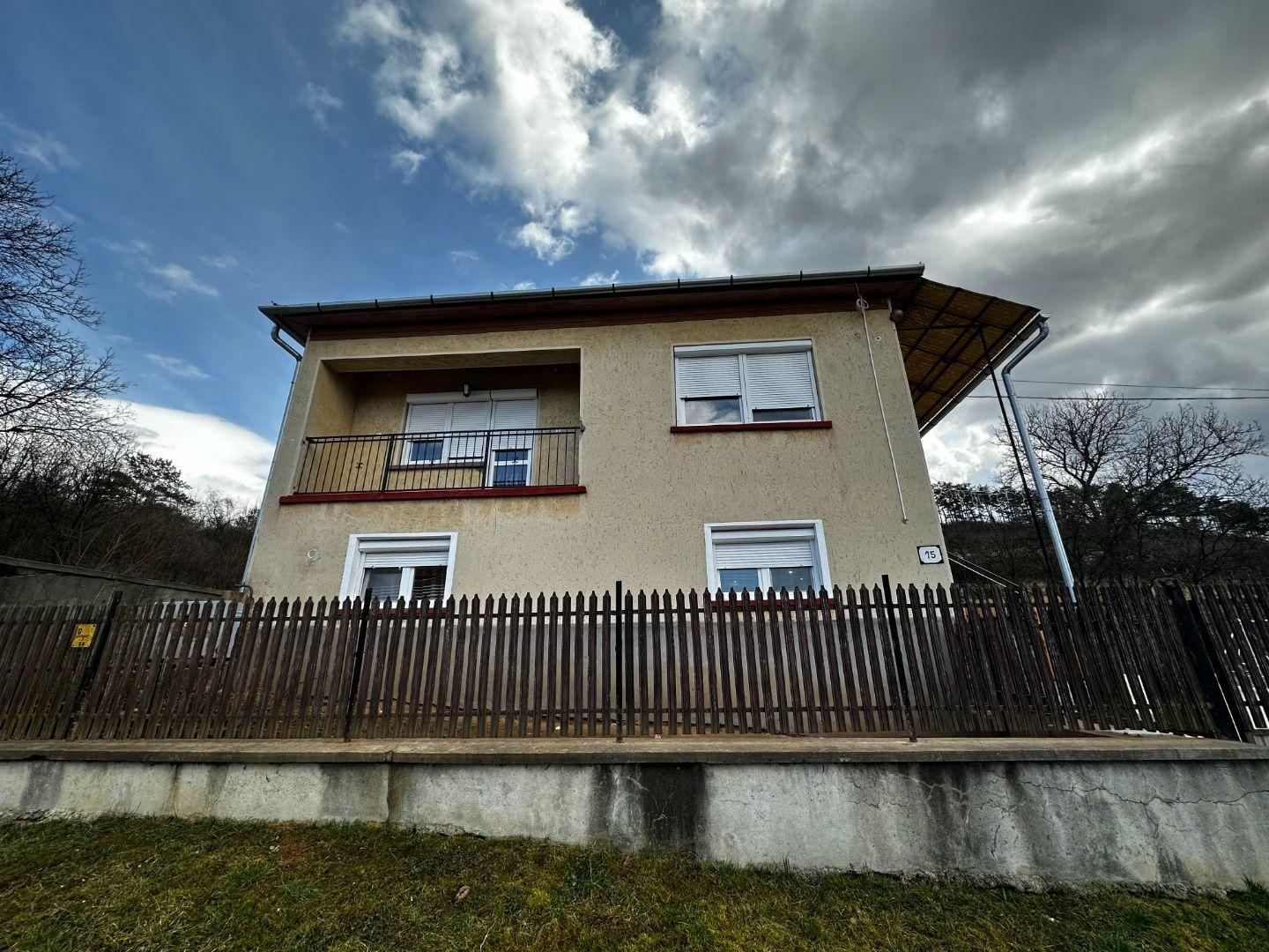 MAĎARSKO - SZENDRO  PEKNÝ DVOJGENERAČNÝ RODINNÝ DOM PO KOMPLETNEJ REKONŠTRUKCII LEN 60 KM Z KOŠÍC