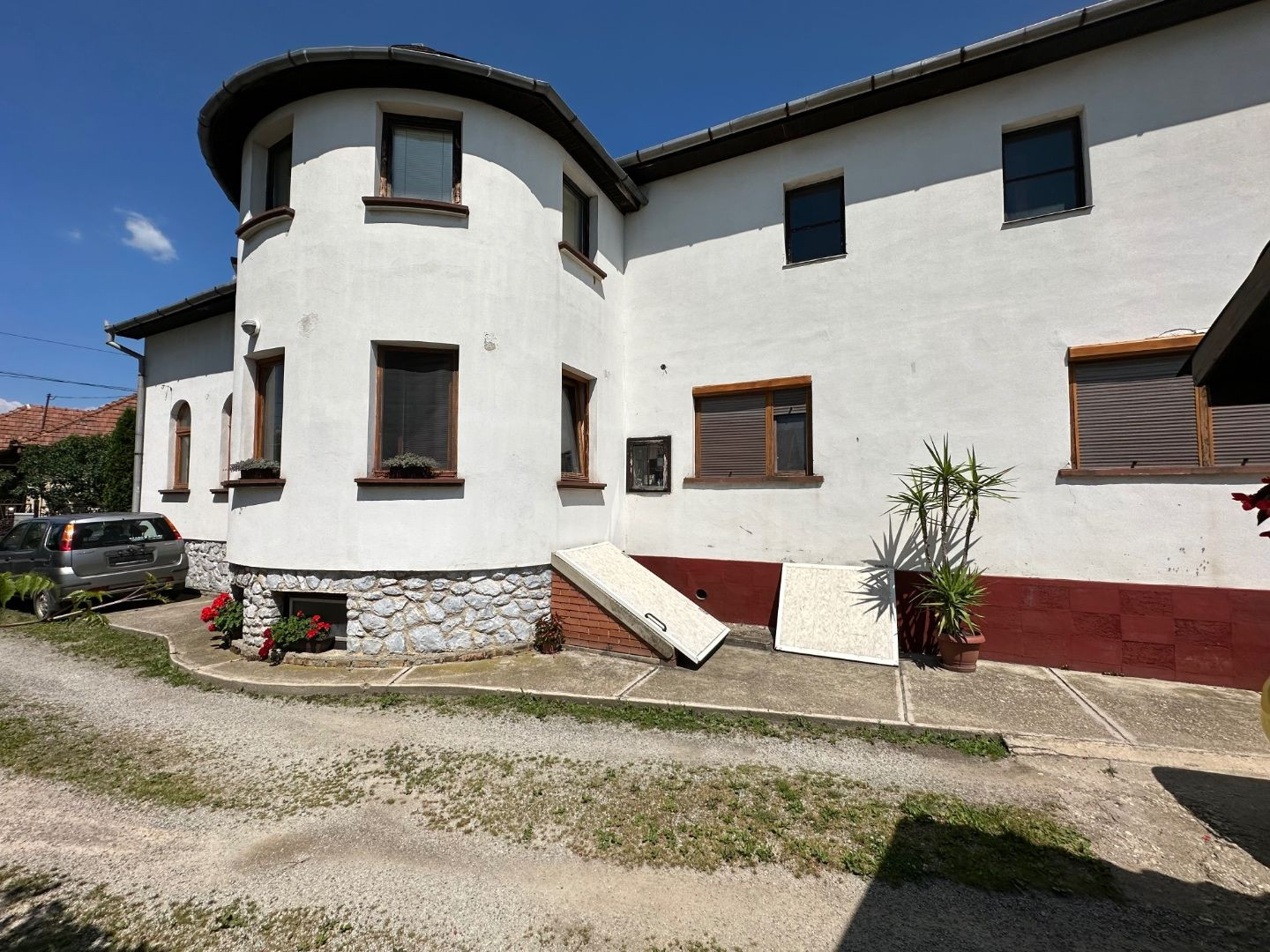 MAĎARSKO - SZENDRO PEKNÝ 5 IZBOVÝ RODINNÝ DOM S 2 BYTOVÝMI JEDNOTKAMI, S TERASOU A GARÁŽOU