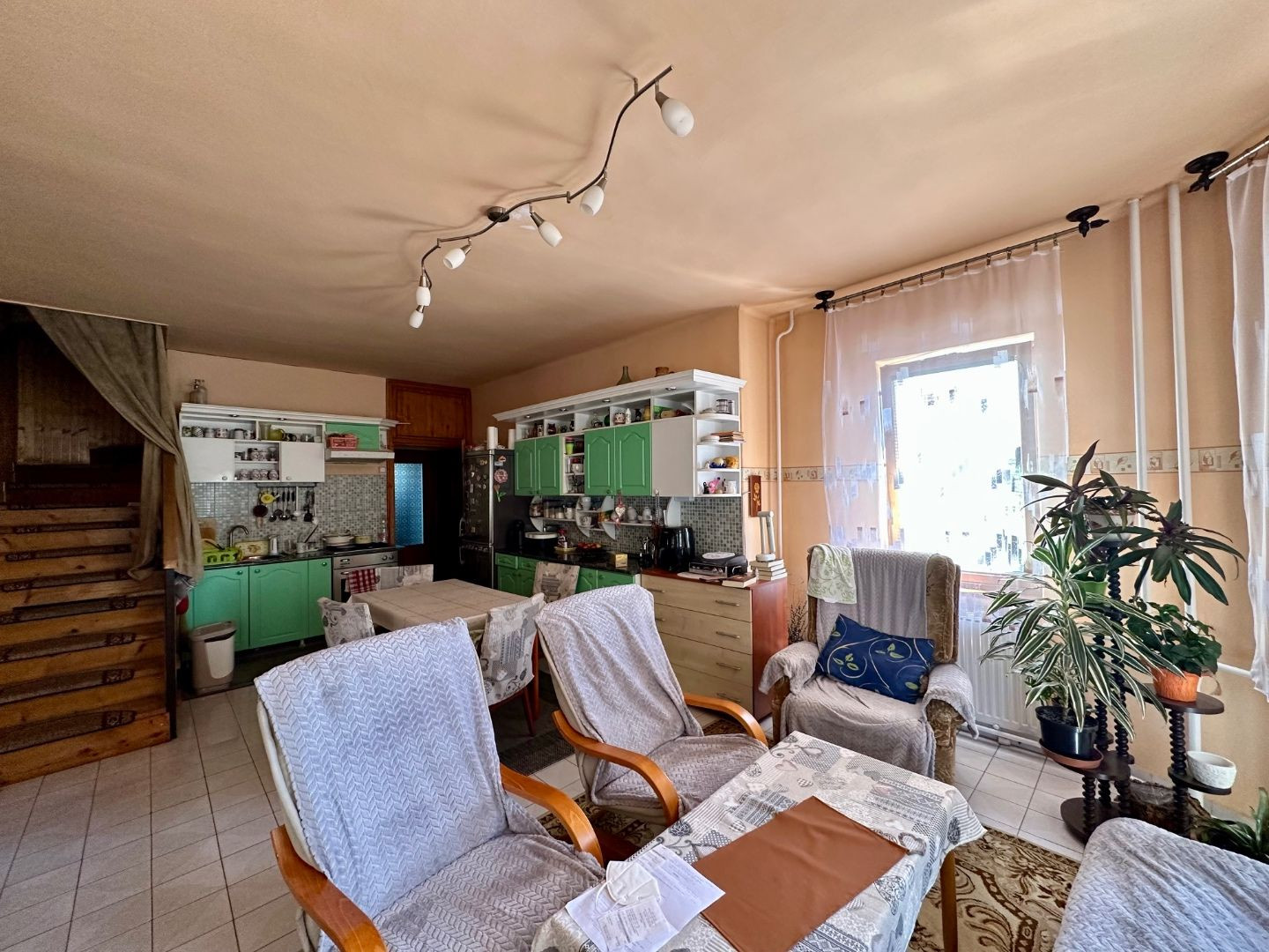 MAĎARSKO - SZENDRO PEKNÝ 5 IZBOVÝ RODINNÝ DOM S 2 BYTOVÝMI JEDNOTKAMI, S TERASOU A GARÁŽOU