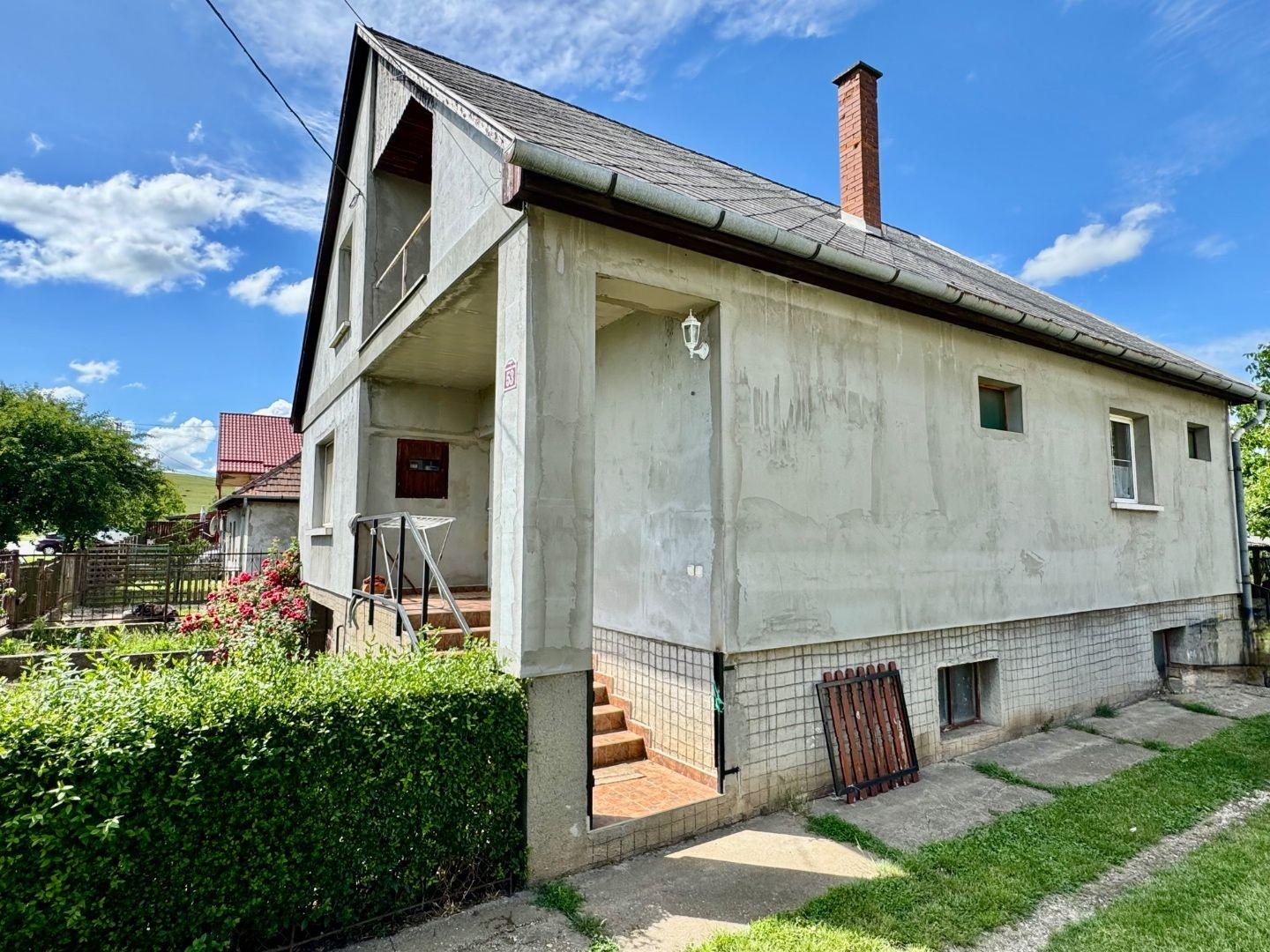 MAĎARSKO - MÉRA  5 IZBOVÝ POSCHODOVÝ RODINNÝ DOM S VEĽKÝM POZEMKOM 1080 M2.