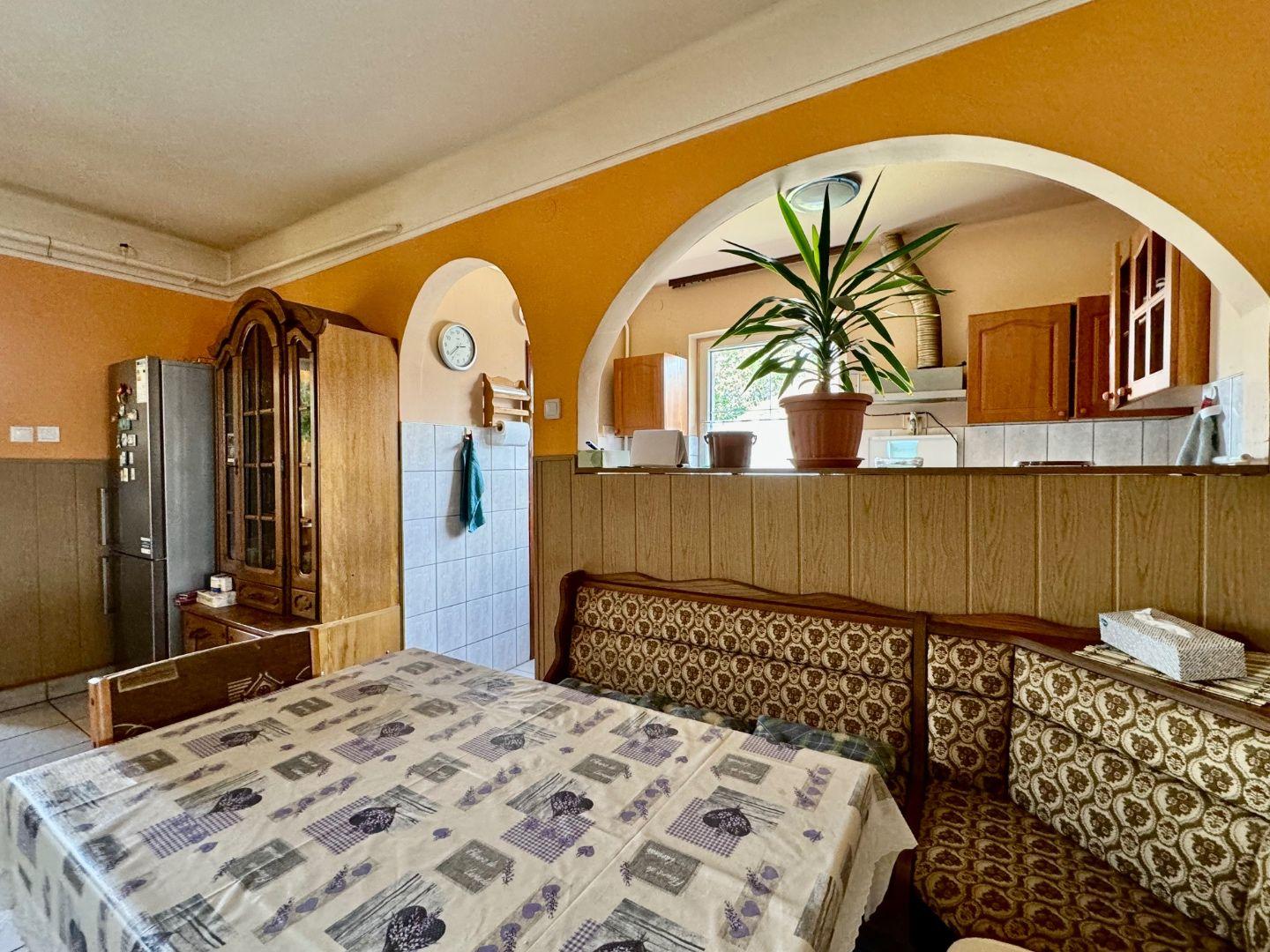 MAĎARSKO - MÉRA  5 IZBOVÝ POSCHODOVÝ RODINNÝ DOM S VEĽKÝM POZEMKOM 1080 M2.