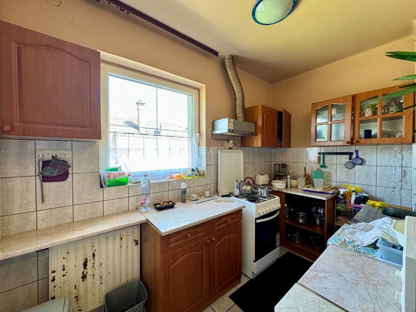 MAĎARSKO - MÉRA  5 IZBOVÝ POSCHODOVÝ RODINNÝ DOM S VEĽKÝM POZEMKOM 1080 M2.