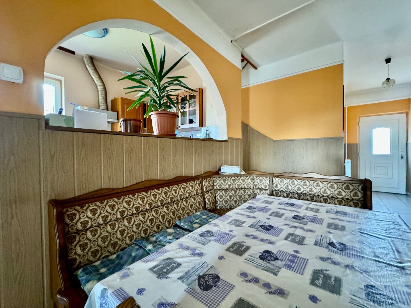 MAĎARSKO - MÉRA  5 IZBOVÝ POSCHODOVÝ RODINNÝ DOM S VEĽKÝM POZEMKOM 1080 M2.