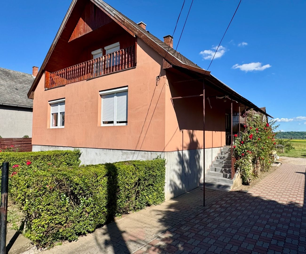 MAĎARSKO - ENCS  5 IZBOVÝ POSCHODOVÝ DOM + 2 IZBOVÝ DOM, ZÁHRADA.