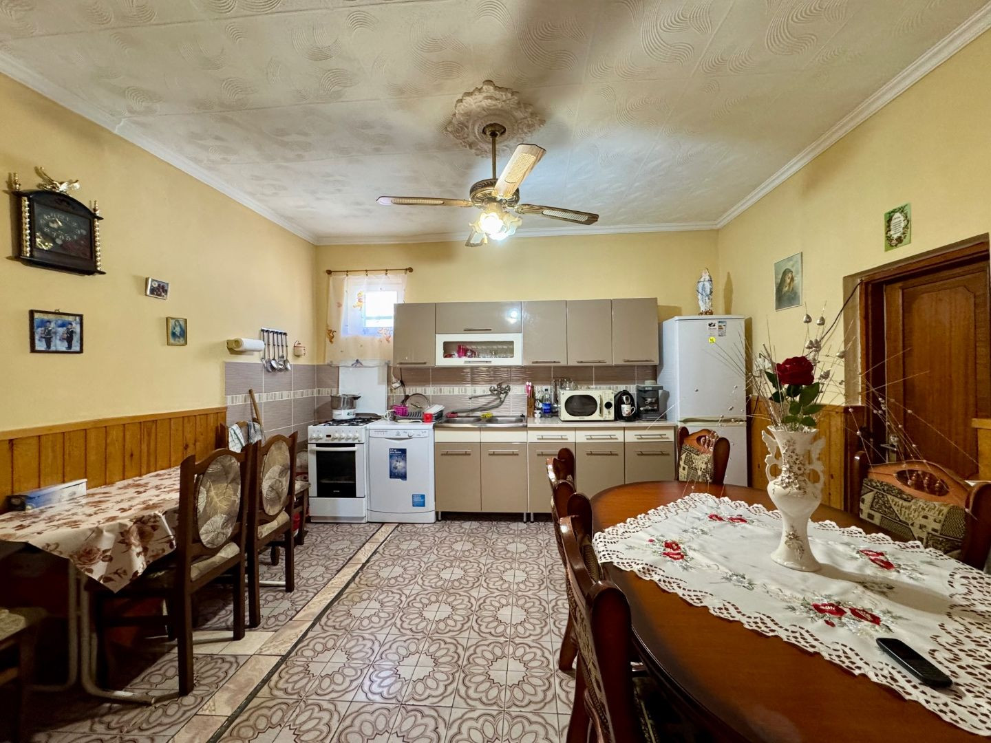 MAĎARSKO - ENCS  5 IZBOVÝ POSCHODOVÝ DOM + 2 IZBOVÝ DOM, ZÁHRADA.