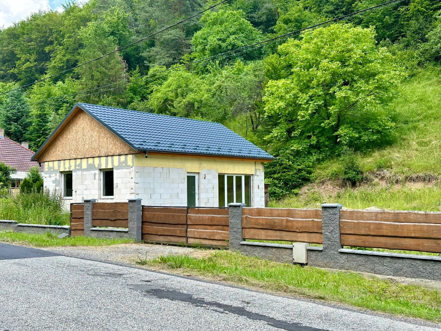 MAĎARSKO - HOLLOHÁZA NOVOSTAVBA 3 IZBOVÉHO RD - SUPER PROSTREDIE S VÝHĽADOM NA OKOLITÉ LESY.