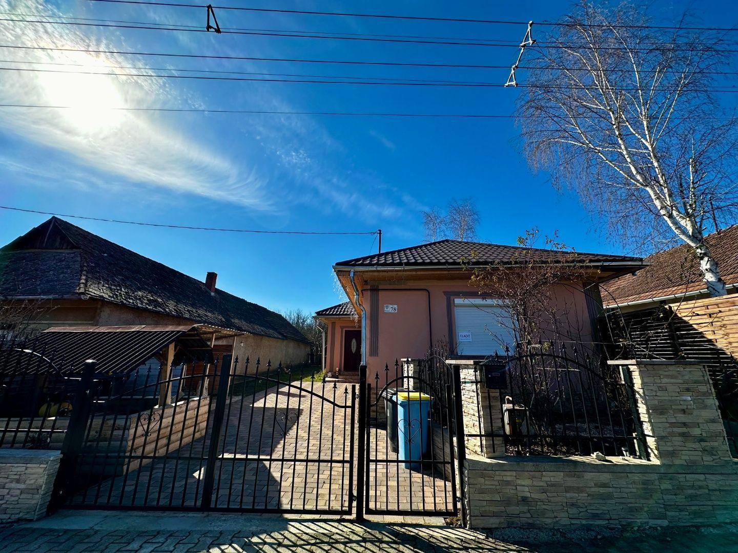 MAĎARSKO - MÁRTONYI - PEKNÝ KOMPLETNE ZREKONŠTRUOVANÝ 3 IZBOVÝ RD V KRÁSNEJ LOKALITE BLÍZKO JAZERA RAKACA