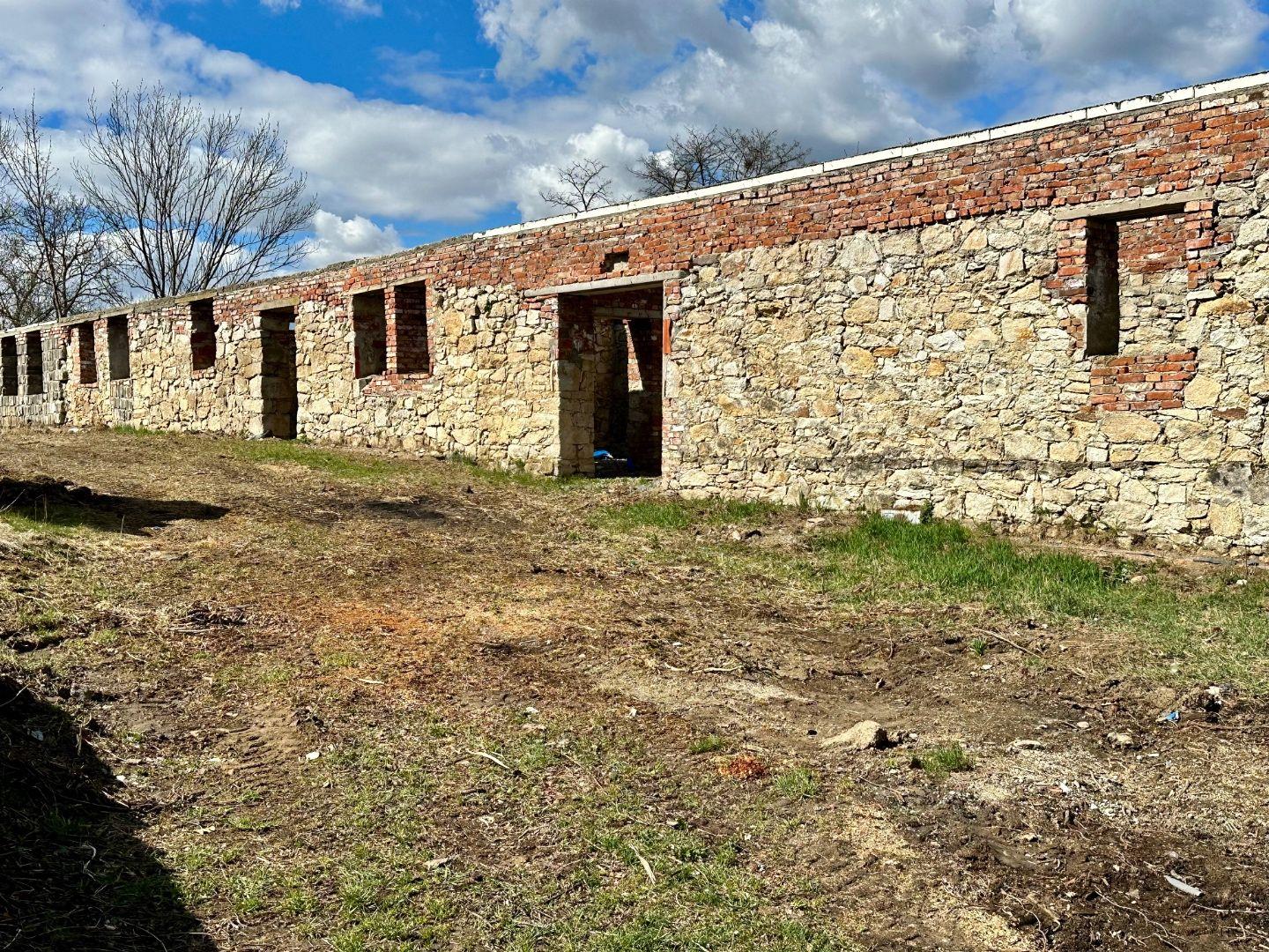 MAĎARSKO - ABAUJVÁR STAVEBNÝ POZEMOK, ZÁKLADY DOMU A MÚRY 1.700 M2, VŠETKY IS.