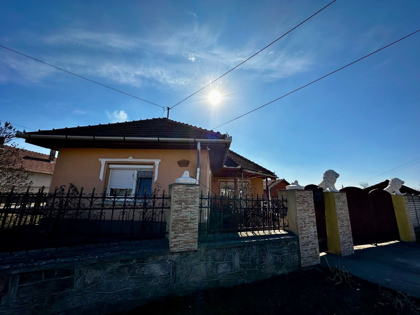 MAĎARSKO - SZENDRO 2 IZBOVÝ PEKNÝ ZREKONŠTRUOVANÝ RODINNÝ DOM  SO SAMOSTATNOU GARÁŽOU