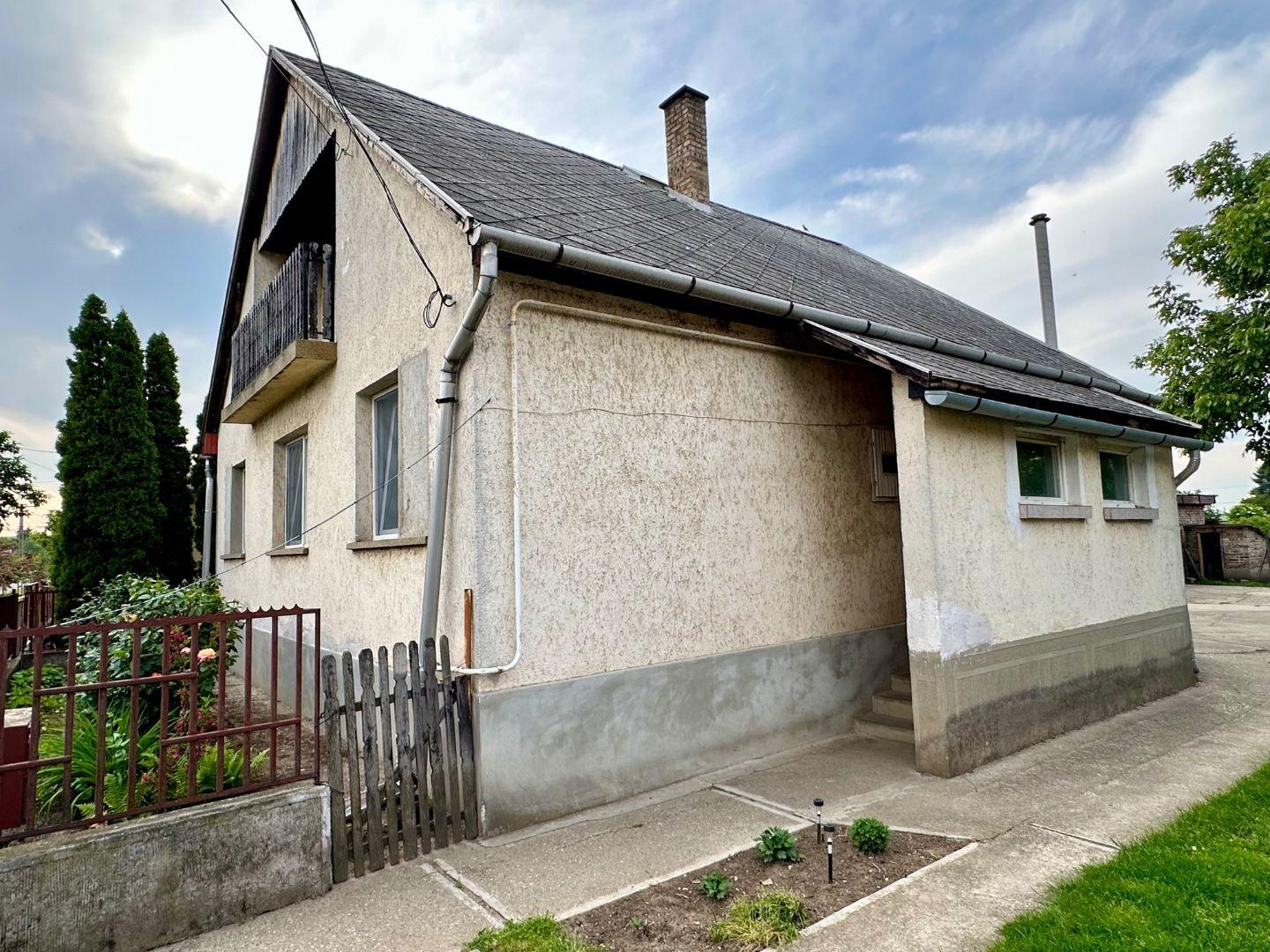 MAĎARSKO - MÉRA 3 IZBOVÝ RODINNÝ DOM S GARÁŽOU S MOŽNOSŤOU DOBUDOVANIA PODKROVIA.