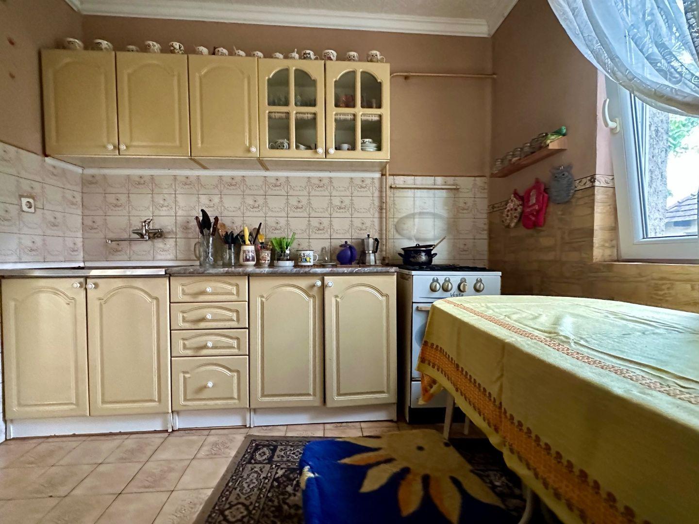 MAĎARSKO - MÉRA 3 IZBOVÝ RODINNÝ DOM S GARÁŽOU S MOŽNOSŤOU DOBUDOVANIA PODKROVIA.