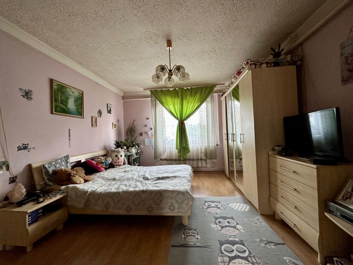 MAĎARSKO - MÉRA 3 IZBOVÝ RODINNÝ DOM S GARÁŽOU S MOŽNOSŤOU DOBUDOVANIA PODKROVIA.