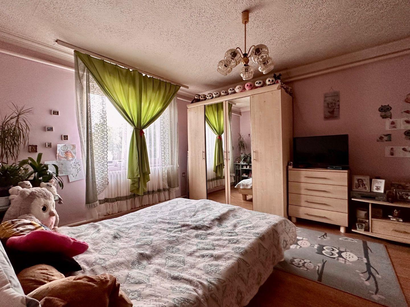 MAĎARSKO - MÉRA 3 IZBOVÝ RODINNÝ DOM S GARÁŽOU S MOŽNOSŤOU DOBUDOVANIA PODKROVIA.