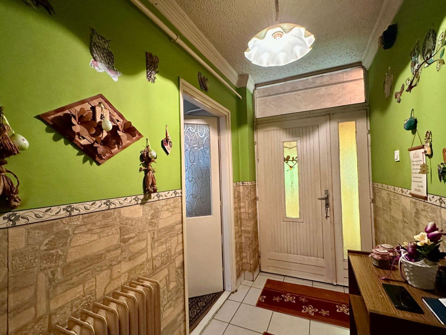 MAĎARSKO - MÉRA 3 IZBOVÝ RODINNÝ DOM S GARÁŽOU S MOŽNOSŤOU DOBUDOVANIA PODKROVIA.