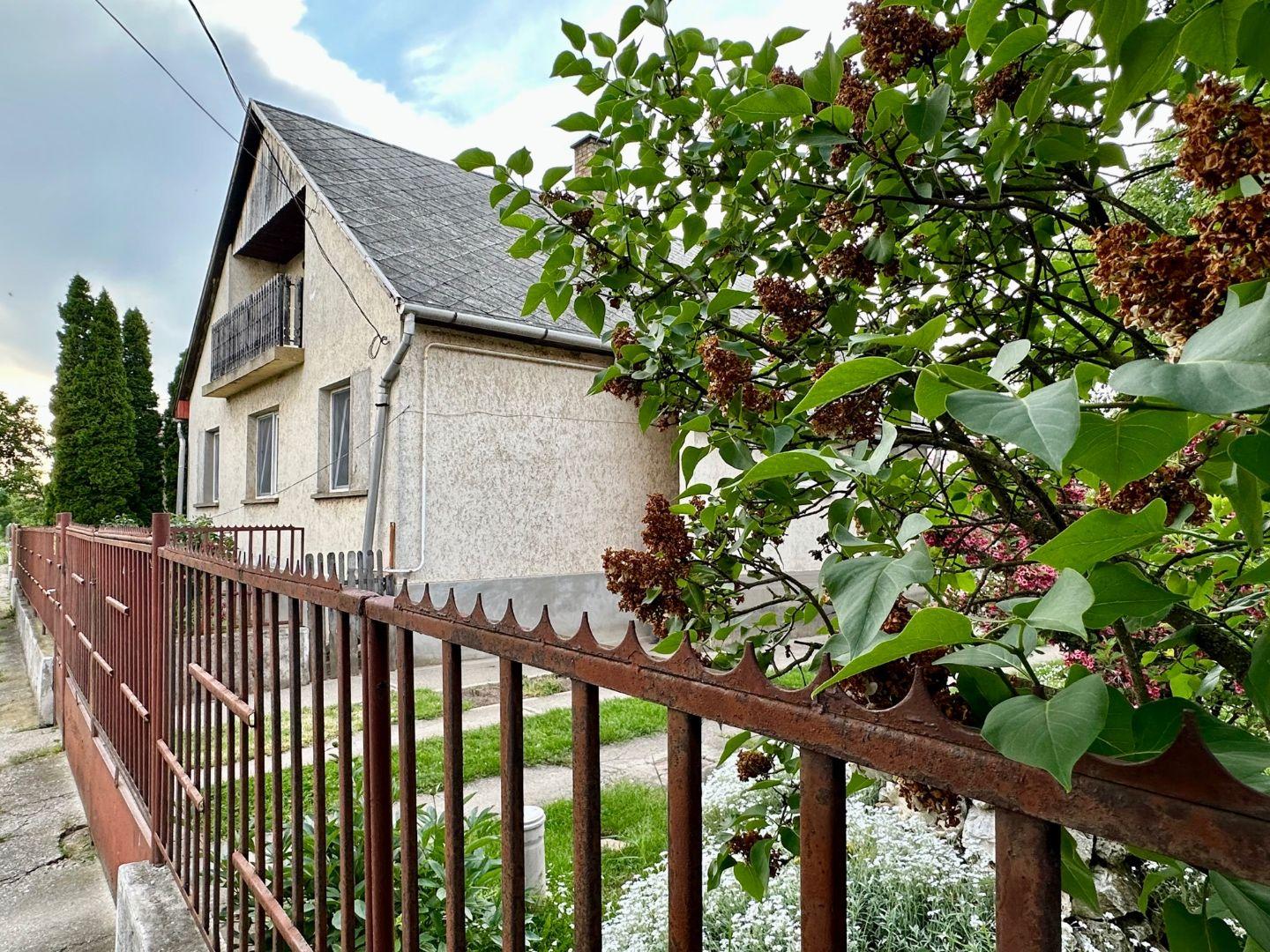 MAĎARSKO - MÉRA 3 IZBOVÝ RODINNÝ DOM S GARÁŽOU S MOŽNOSŤOU DOBUDOVANIA PODKROVIA.