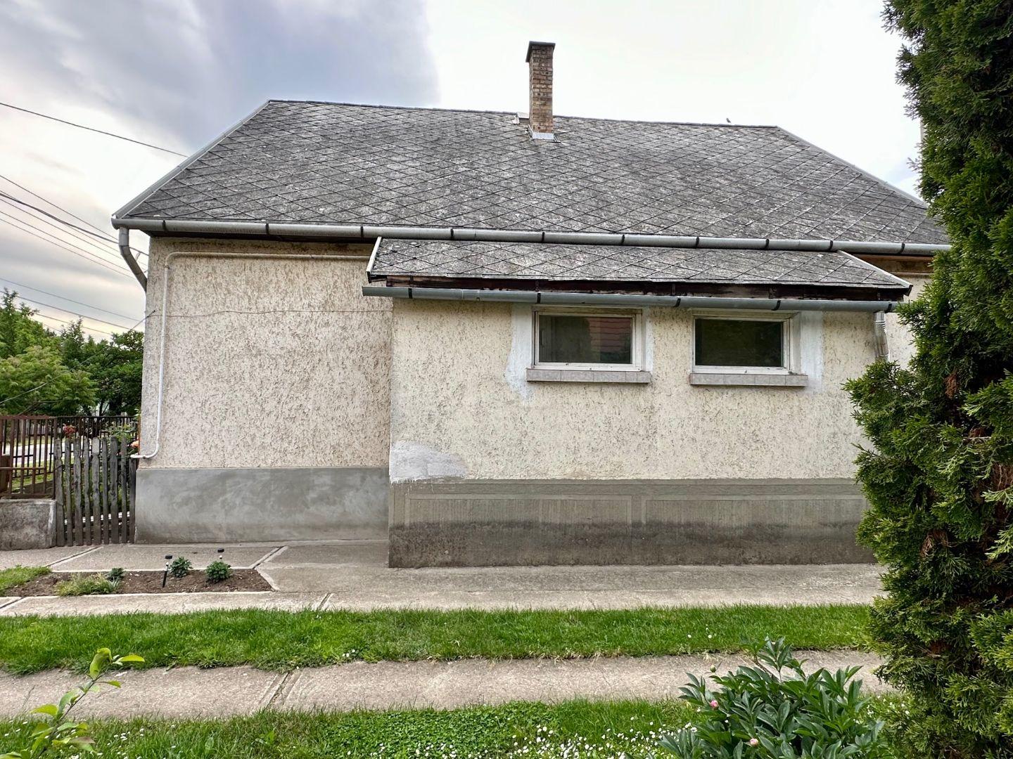 MAĎARSKO - MÉRA 3 IZBOVÝ RODINNÝ DOM S GARÁŽOU S MOŽNOSŤOU DOBUDOVANIA PODKROVIA.