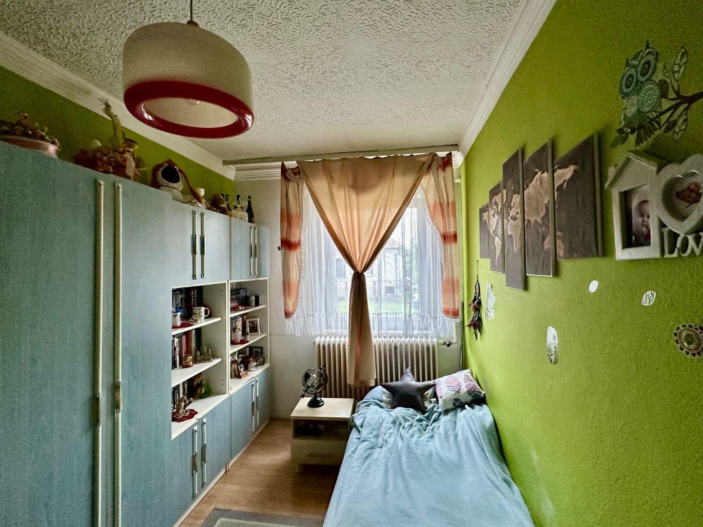 MAĎARSKO - MÉRA 3 IZBOVÝ RODINNÝ DOM S GARÁŽOU S MOŽNOSŤOU DOBUDOVANIA PODKROVIA.