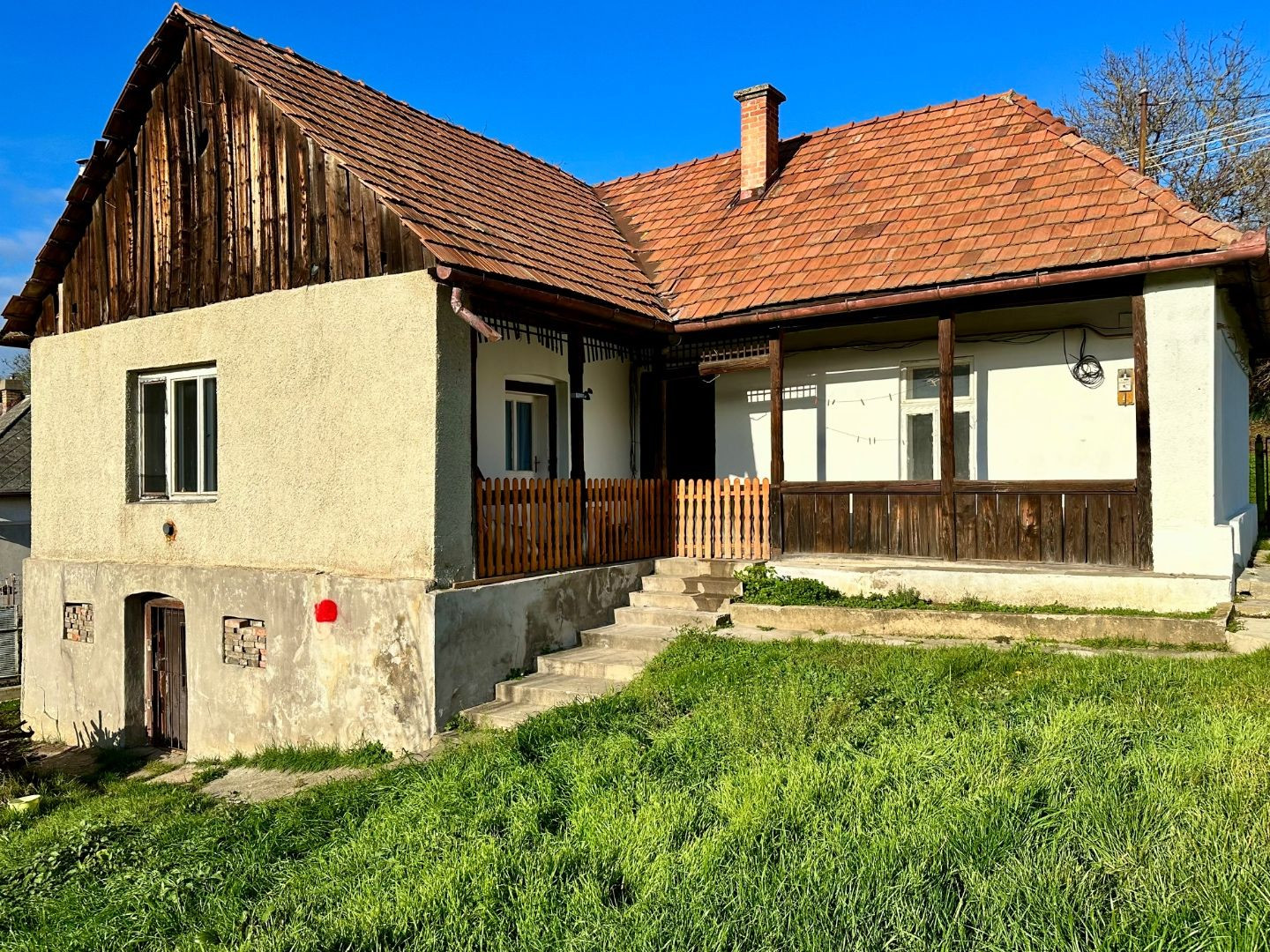 MAĎARSKO - RUDABÁNYA ROMANTICKÝ 2 IZBOVÝ RODINNÝ DOM V TICHEJ ULICI S POZEMKOM 1800 M2