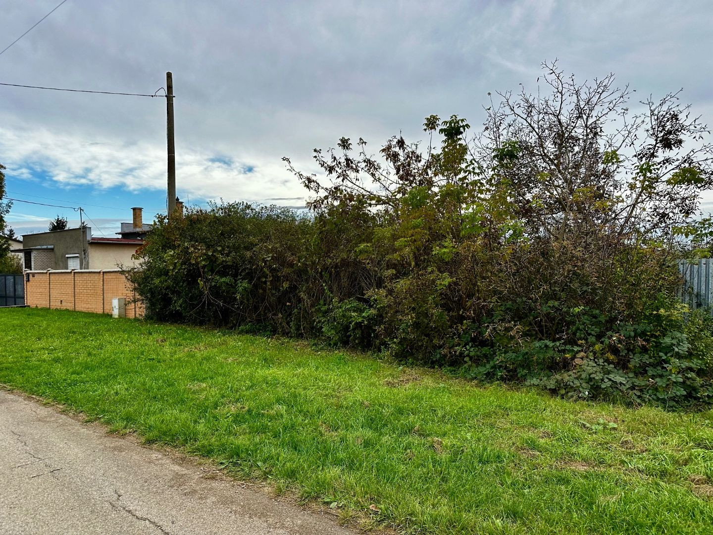 DRIENOVEC - STAVEBNÝ POZEMOK 1.000 M2 NA KĽUDNOM MIESTE V LOKALITE NOVÝCH RD.