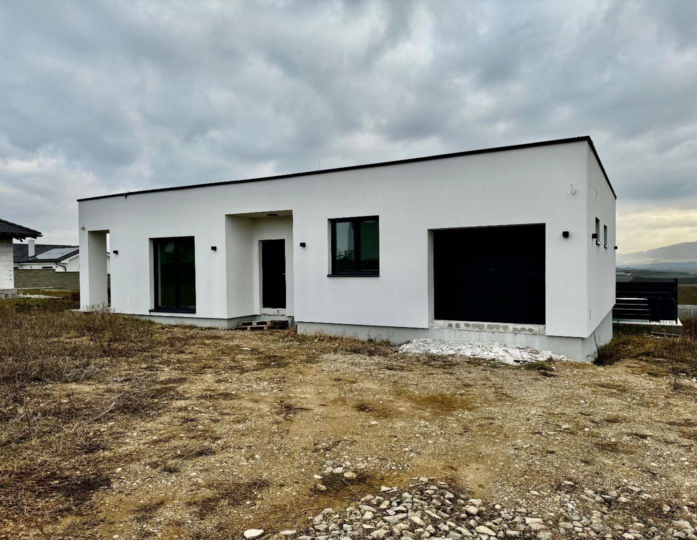 HANISKA - PEKNÝ RODINNÝ DOM NA KĽÚČ NOVOSTAVBA 4 IZBOVÉHO BUNGALOVU V NOVEJ LOKALITE.