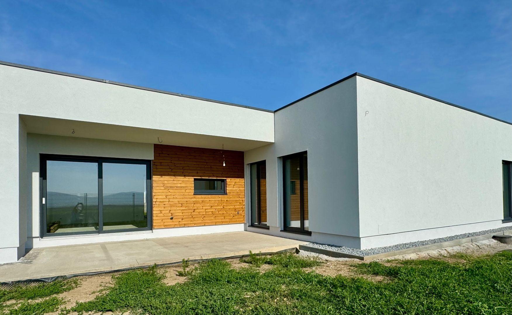 REZERVOVANÉ - HANISKA - KVALITNÁ NOVOSTAVBA 4 IZBOVÉHO RD, GARÁŽOVÉ STÁTIE, TERASA.