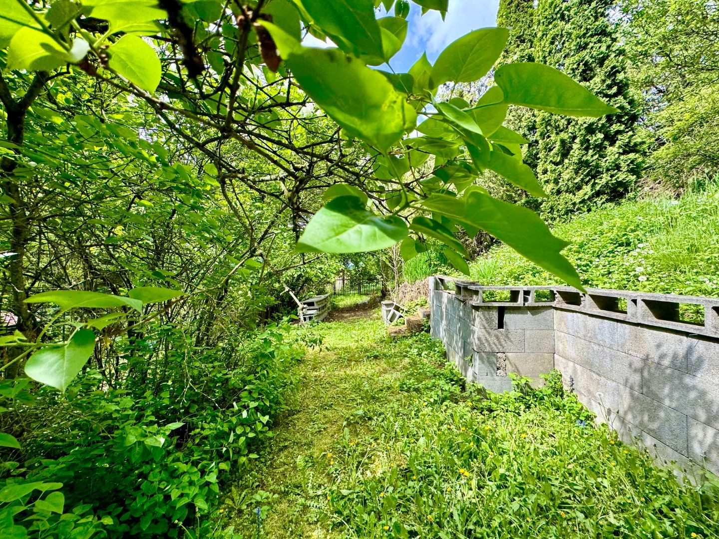 FURČA - STAVEBNÝ POZEMOK 567 M2, PRI OBYTNOM SÚBORE NA HORE.