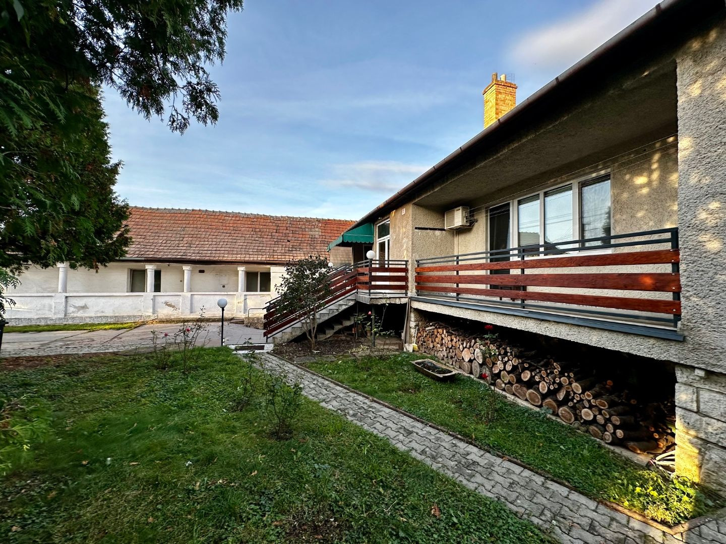 NOVÁ CENA! KOŠICE - KRÁSNA - VÝBORNÁ LOKALITA - DVOJGENERAČNÝ RD + GAZDOVSKÝ RD, POZEMOK 1.005 M2.