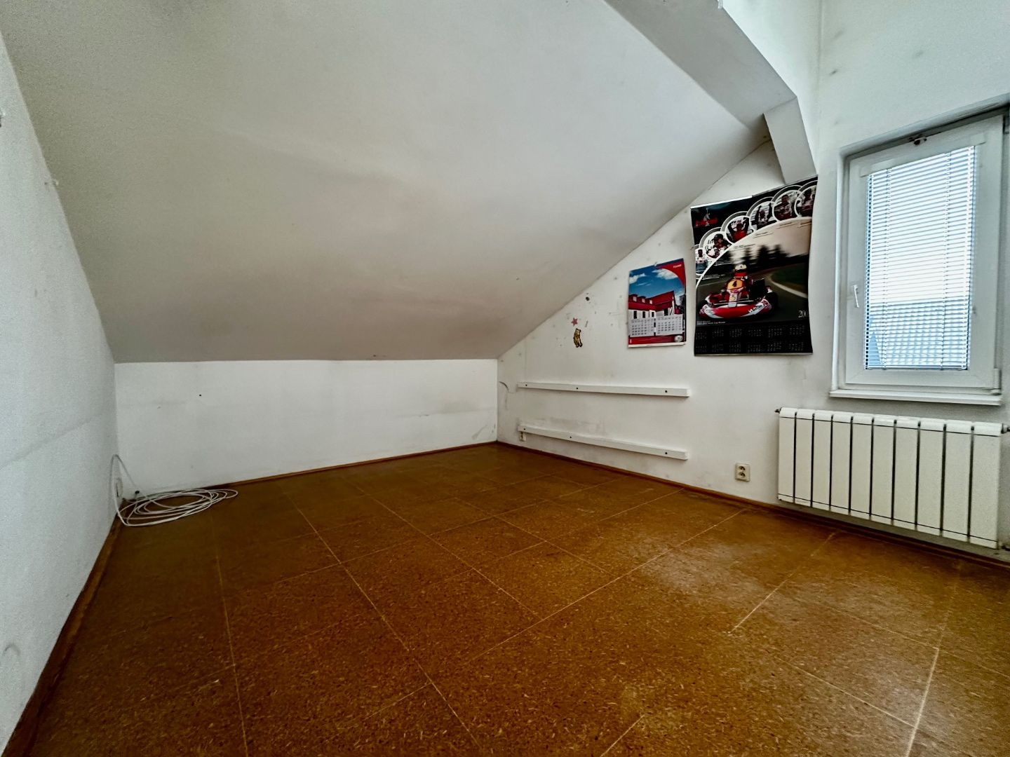 NOVÁ CENA! KOŠICE - KRÁSNA - VÝBORNÁ LOKALITA - DVOJGENERAČNÝ RD + GAZDOVSKÝ RD, POZEMOK 1.005 M2.