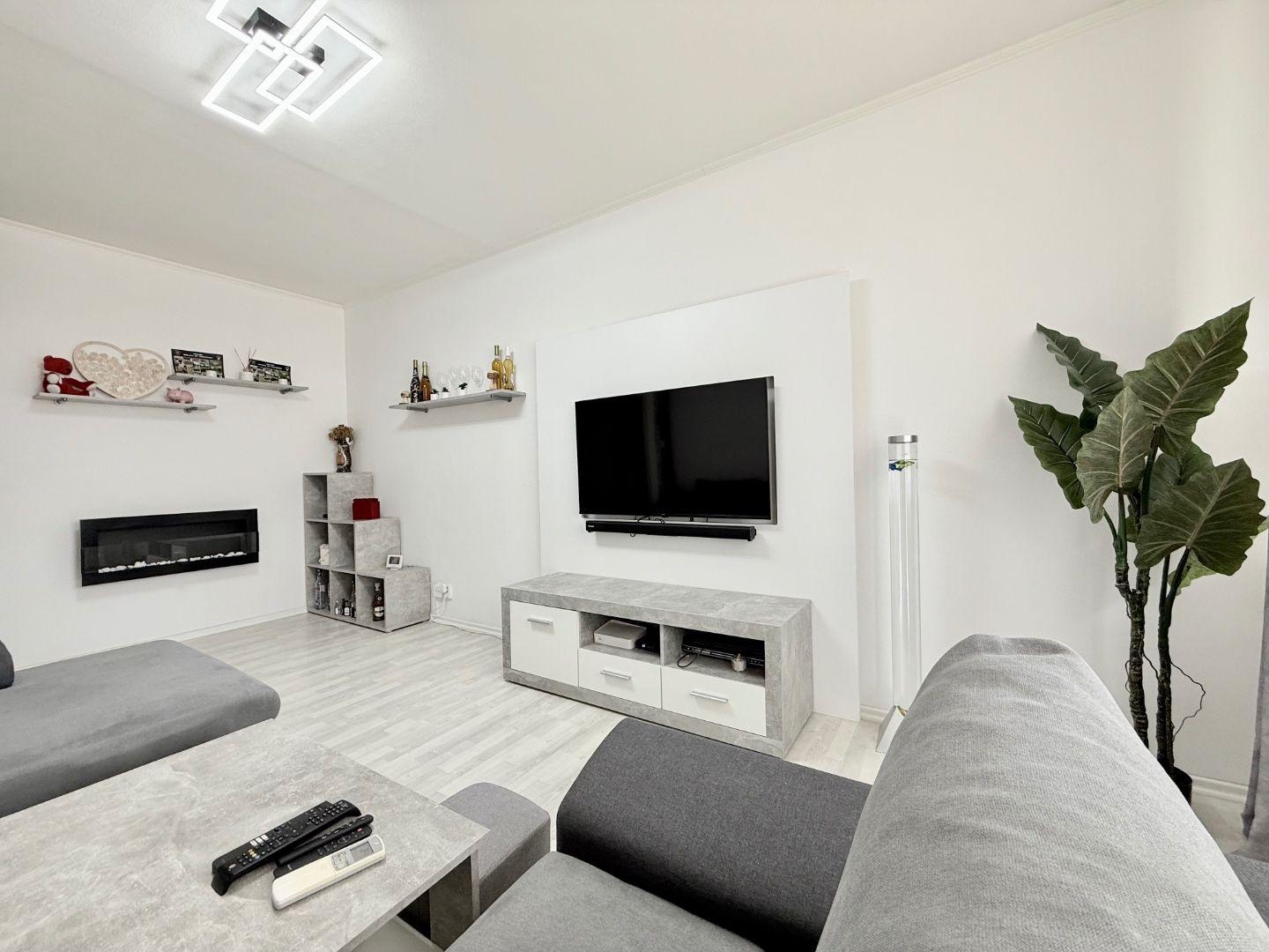 JUH PRI AUPARKU - JANTÁROVÁ -  3 IZBOVÝ BYT PO REKONŠTRUKCII 65 M2 S LODŽIOU.