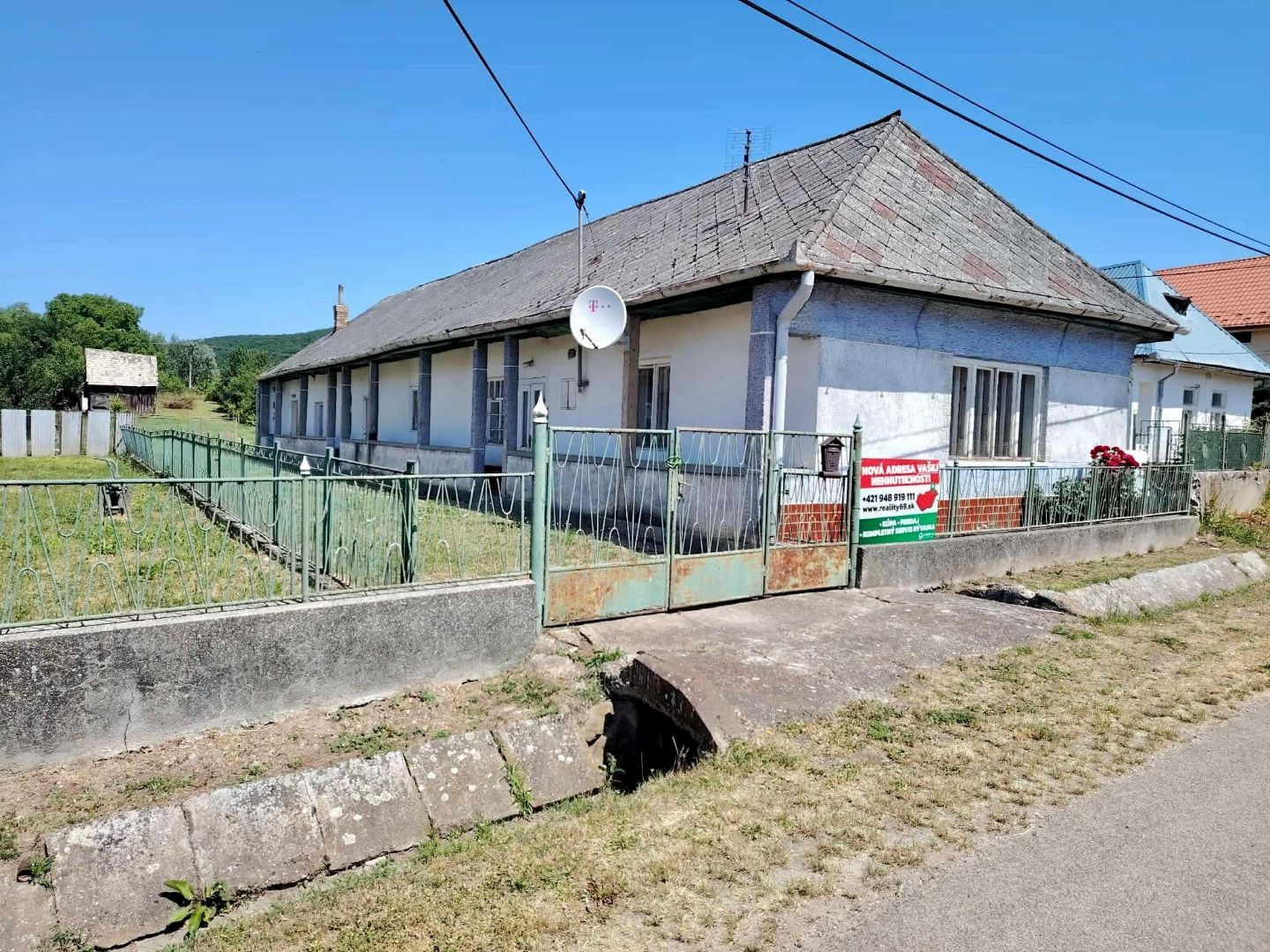 ČERNOCHOV - 3 IZBOVÝ RD V DOBROM STAVE, LETNÁ KUCHYŇA, 2007 M2 POZEMOK.
