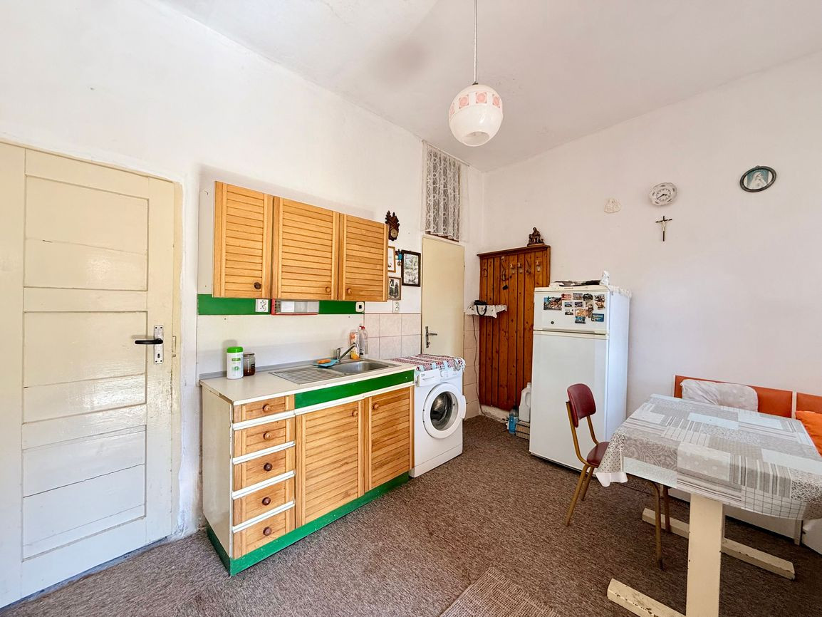 BUKOVEC - 4 IZBOVÝ RD V DOBROM STAVE POZEMOK 1.104 M2